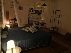 1 dormitorio con cama con almohada en ROOM33, en Viagrande