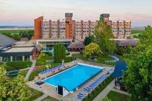 una vista aérea de un hotel con piscina en Danubius Hotel Bük, en Bük