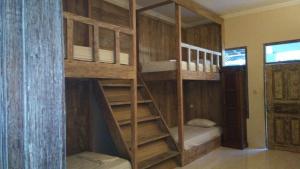 ein paar Etagenbetten in einem Zimmer in der Unterkunft Sama Sama Bungalows in Gili Trawangan
