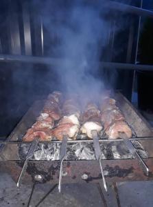 garść pączków gotowanych na grillu w obiekcie Guesthouse Saba w Bordżomi
