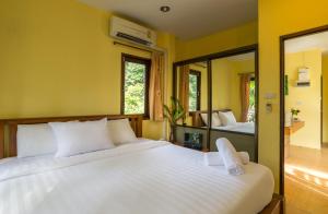 เตียงในห้องที่ Krabi Green Hill Pool Villas