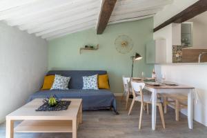 a living room with a couch and a table at Apt terrasse centre historique in Grasse