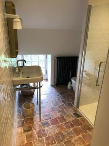 ein Bad mit einem Waschbecken und einem WC in einem Zimmer in der Unterkunft Orangerie du chateau de Quemigny sur Seine in Quemigny-sur-Seine