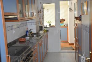 cocina con fregadero y encimera en PISO UNICO EN VIGO, en Vigo