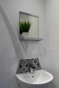 bagno con lavandino bianco e specchio di Wavecrest a Holyhead