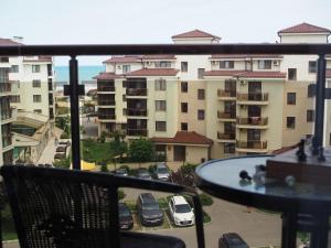 balkon z widokiem na parking z samochodami w obiekcie Al Rial Beach Apartments w mieście Shkorpilovtsi