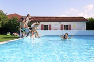 Bazén v ubytování Ringhotel Krone nebo v jeho okolí