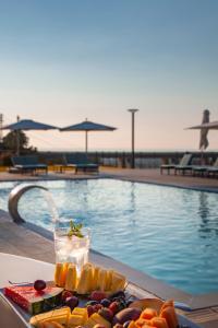 una bandeja de fruta junto a la piscina en Borgo d'Orlando - Country Boutique Hotel en Mirto