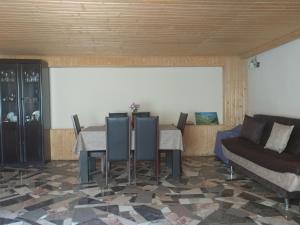 Posezení v ubytování Lali`s Guest House in Juta