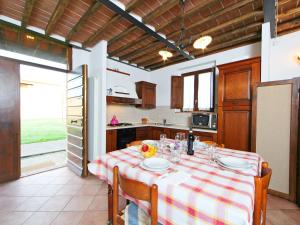 Kuchyňa alebo kuchynka v ubytovaní Holiday Home Capanna by Interhome