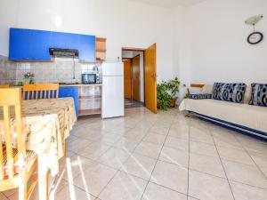 Il dispose d'une cuisine et d'un salon avec un canapé et une table. dans l'établissement Apartment Vukić-2 by Interhome, à Tribanj-Krušćica