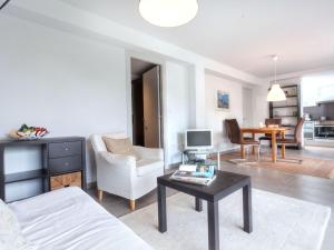 uma sala de estar com um sofá e uma mesa em Apartment Matthias-2 by Interhome em Llançà