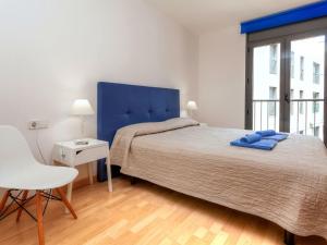 1 dormitorio con 1 cama grande y cabecero azul en Apartment Escorxador by Interhome, en Colera