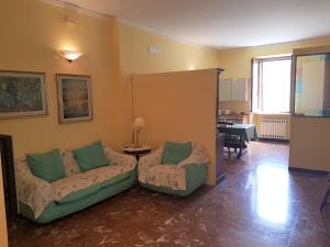 a living room with two couches and a table at B&B- Il Roma in Sulmona
