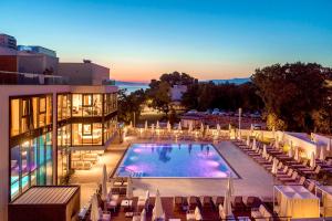 Bazén v ubytování Luxury Hotel Riva nebo v jeho okolí