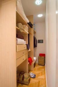 a room with a closet with a dresser and a toilet at Residenza Matteotti in Siracusa