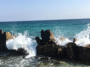 Une vague qui s'écrase sur les rochers de l'océan dans l'établissement APARTAMENTO ICEBERG TARIFA, à Tarifa