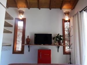 En tv och/eller ett underhållningssystem på 4 Elementos Guest House