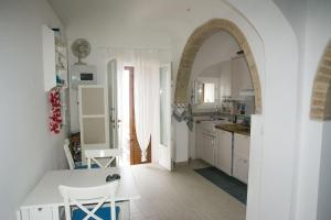 a kitchen with an archway and a table and chairs at Residenza Giannini in Termoli