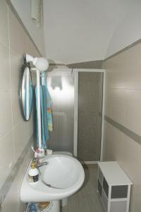 y baño con lavabo blanco y ducha. en Residenza Giannini en Termoli