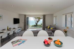 sala de estar con sofá y mesa con fruta en Ocean Blue, en Sandown