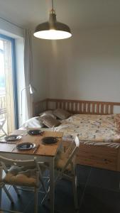 una camera con letto, tavolo e sedie di apartmán Pod Lapkou a Kvilda