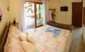 una camera da letto con un letto con una camicia blu sopra di a casinha a Serra Grande