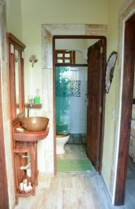 uma casa de banho com um lavatório e um WC em a casinha em Serra Grande