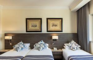 Voodi või voodid majutusasutuse Ambassador Hotel toas