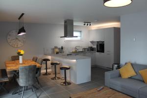 Apt 1, Frasers Close, Kirkwall في كيركوول: مطبخ وغرفة معيشة مع طاولة وأريكة