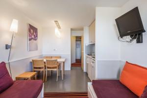 TV a/nebo společenská místnost v ubytování Residences Quartier Falaise - maeva Home