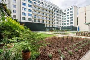 A garden outside Luxury apartment with free garage and balcony in the center