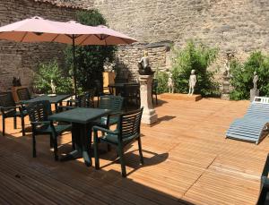 Patio nebo venkovní prostory v ubytování Auberge de l'Abbatiale