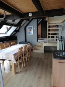 - une cuisine et une salle à manger avec une table et des chaises dans l'établissement Poezelhoekvallei appartement, à Zonnebeke