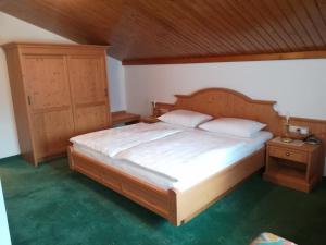 A bed or beds in a room at Gästehaus Toferer