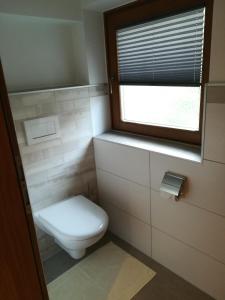 A bathroom at Gästehaus Toferer