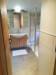 A bathroom at Gästehaus Toferer