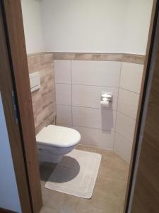 A bathroom at Gästehaus Toferer