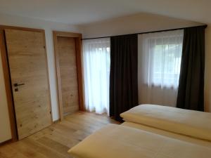 A bed or beds in a room at Gästehaus Toferer