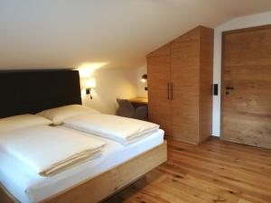 A bed or beds in a room at Gästehaus Toferer