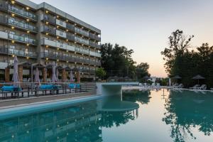 Bazén v ubytování Ariti Grand Hotel nebo v jeho okolí