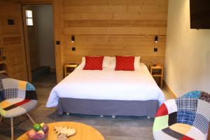 Giường trong phòng chung tại Chalet du Bersend