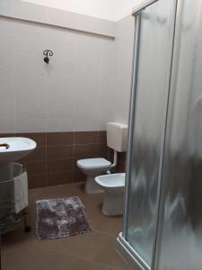 a bathroom with a toilet and a sink and a shower at Agriturismo Ballaminut in Terzo dʼ Aquiléia