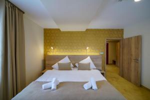
a hotel room with two beds and two lamps at Grand Hotel BELLEVUE in Vysoké Tatry
