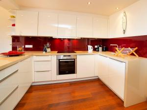 Kuchnia lub aneks kuchenny w obiekcie Apartment Altea La Nova-10 by Interhome