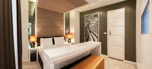 En eller flere senger på et rom på Eden Garden Suites