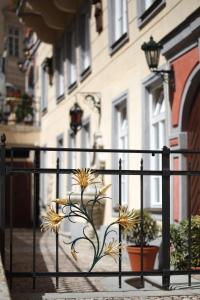 Balkón nebo terasa v ubytování Alchymist Prague Castle Suites Hotel