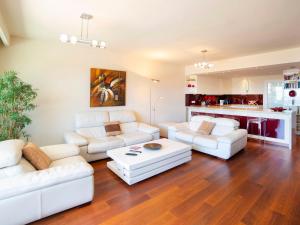 sala de estar con muebles blancos y cocina en Apartment Altea La Nova-10 by Interhome, en Bernia