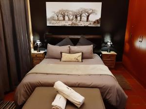 um quarto com uma cama com duas toalhas numa mesa em Raka Cottage - No loadshedding em Nelspruit