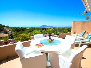 una mesa blanca y sillas en un balcón con vistas en Apartment Altea La Nova-10 by Interhome, en Bernia